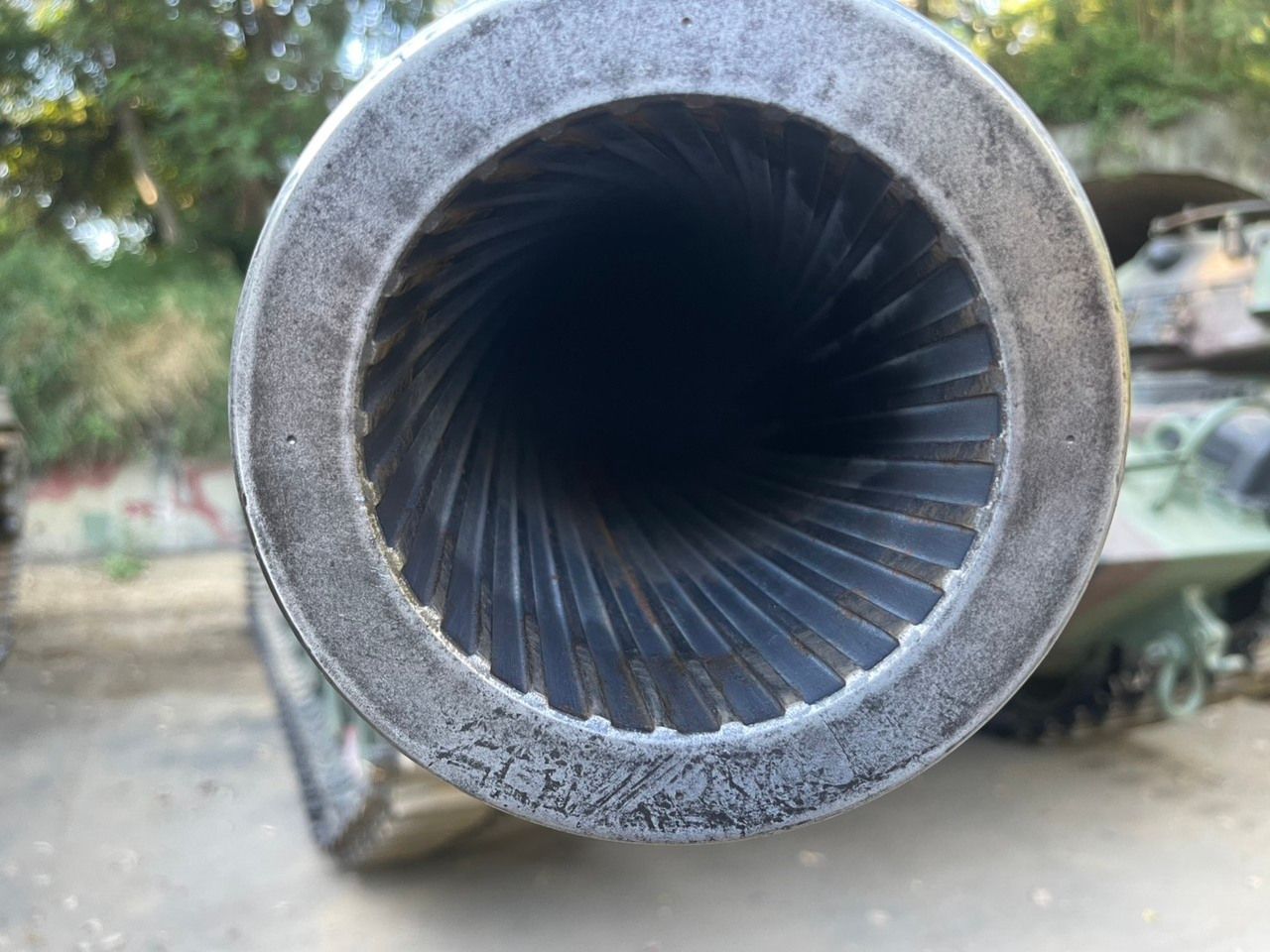 陸軍 戰車155MM口徑砲管.氧化生鏽清除後， 乾淨如新的砲管，再也不怕它生鏽膛炸！