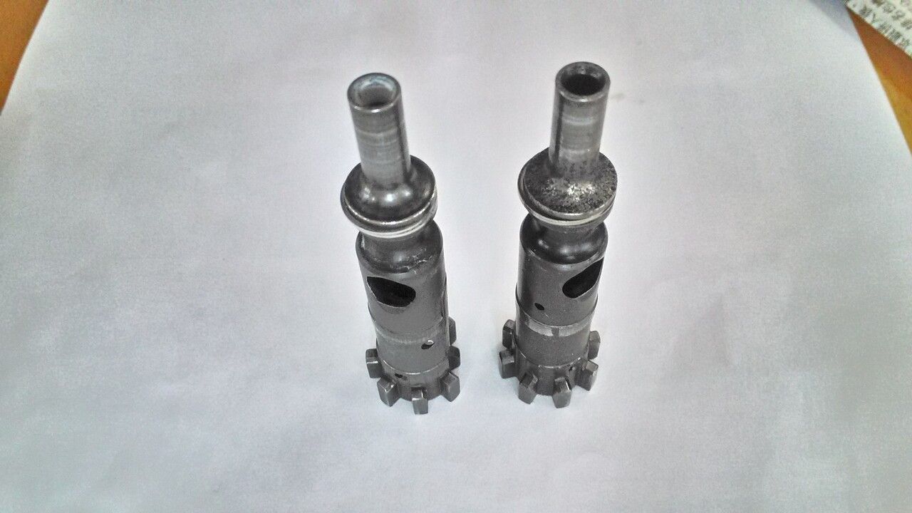 經藥劑清除積碳時積碳會軟化，再將他擦拭後即可脫除，乾淨如新，減少槍機爆炸後的壓力，這是槍枝膛炸的第一優先的致命點！