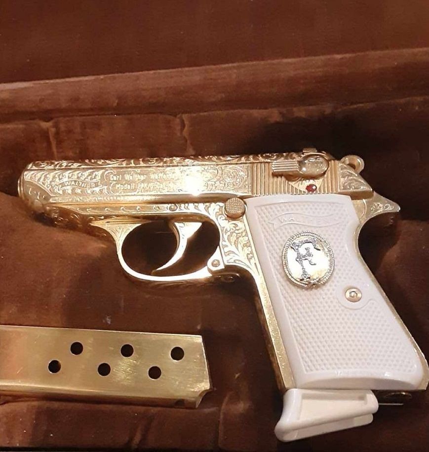 您看過 黃金 金手槍嗎？這一把是加拿大客戶，鍍鉻（黃金手槍）價值不斐，已經氧化退色光澤 ！