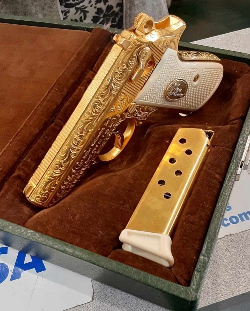 鍍鉻007黃金手槍，價值不斐，經過擦拭清除以後，氧化還原比新槍還新！