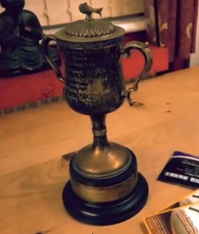 獎盃未擦拭前 氧化生鏽 長滿銅氯