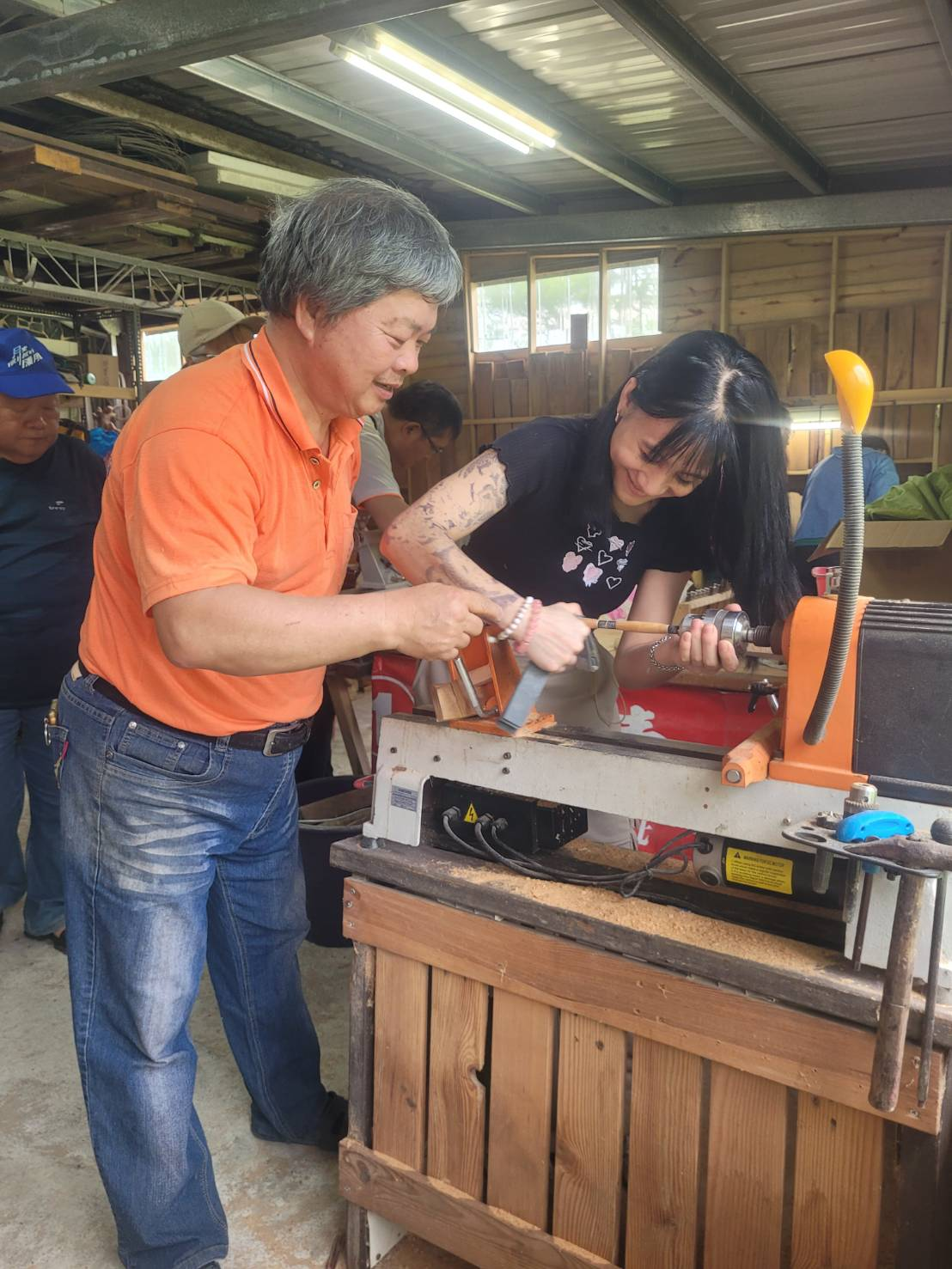 劉德壽指導木工車床操作
