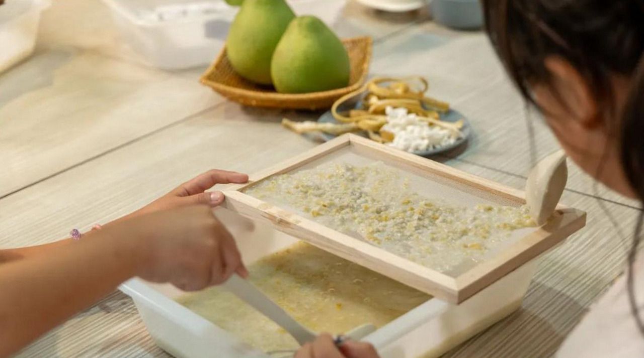 孩子以抄紙框製作文旦再生紙的實作紀錄