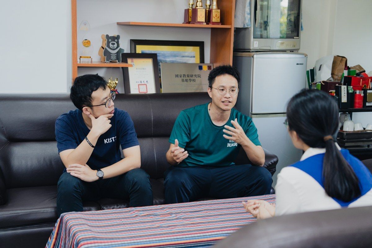 三民國小陳紀任老師（左）與黃唯銘校長（右）受訪