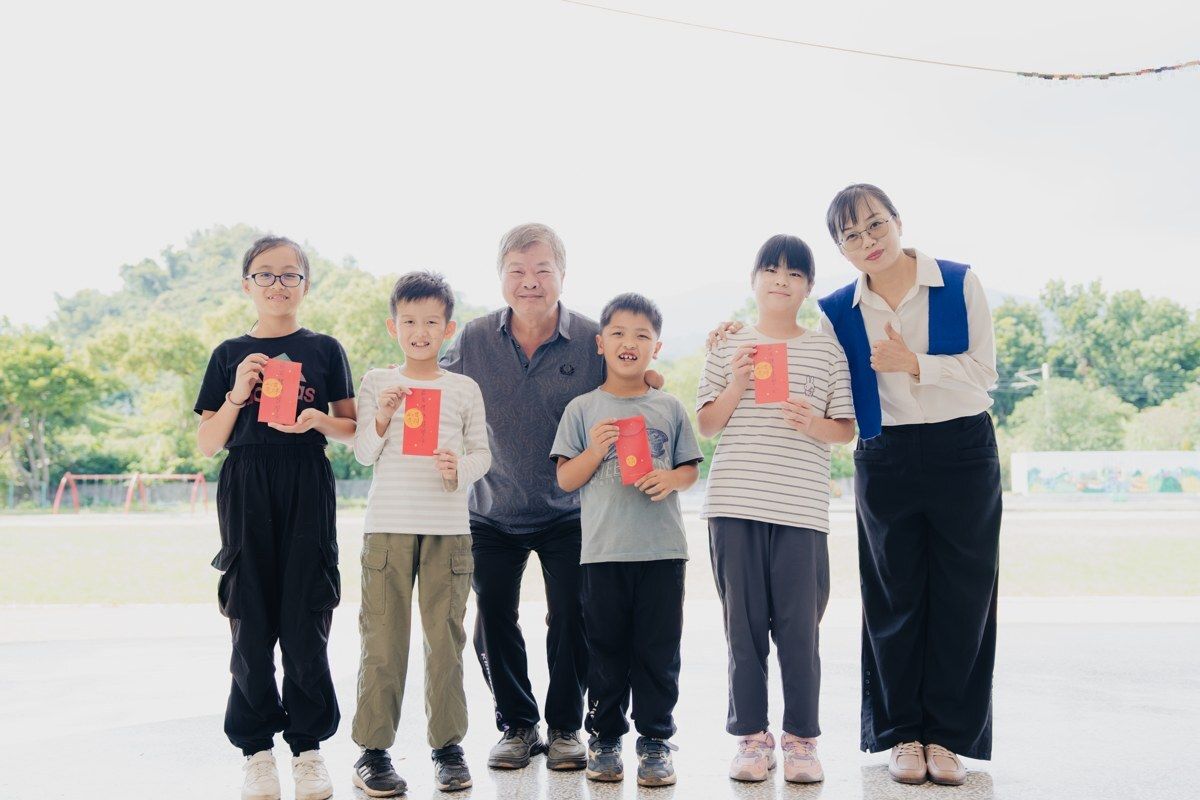 三民國小校園合影：孩子手持紅包，與大人一同合影的情境拍攝